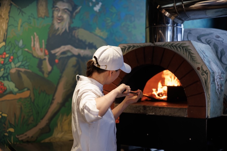 «Раньше в моде была изысканная сложность: тонкие мазки, маленькие порции. Сейчас запрос сместился в сторону честной простоты &mdash; но это должна быть потрясающе вкусная, „съедобная“ простота»