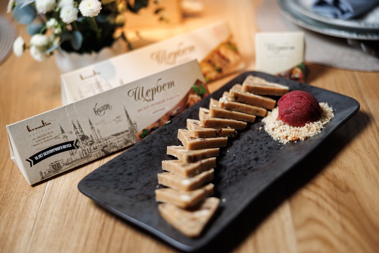 «Щербет ручной работы можно попробовать в ресторане или взять на гостинец, в подарок, туристы часто увозят его с собой &mdash; он у нас в фирменной упаковке и разных размеров, вкусов»