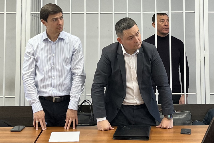 Защита Муллина заявила, что с ходатайством следователя защита не согласна, т. к. оно необоснованно и не соответствует требованиям УПК