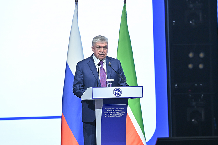 Неприятную картину реальности прикрыли докладом мэра Набережных Челнов Наиля Магдеева, где в 2021 году город начал транспортную реформу, в 2023 году создал муниципального перевозчика, а в 2025 году перешел на полное муниципальное управление