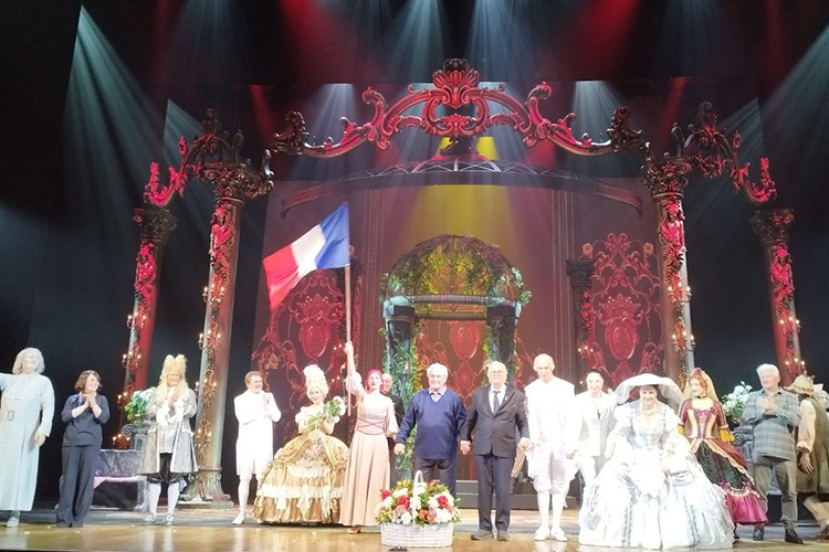 Наступило всеобщее счастье, в эпицентр которого два вечера подряд выходил режиссер Александров, благодаря по очереди всех артистов