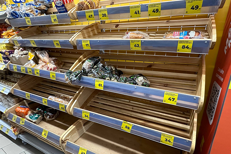 Накануне жители окраин города обнаружили слегка опустевшие прилавки