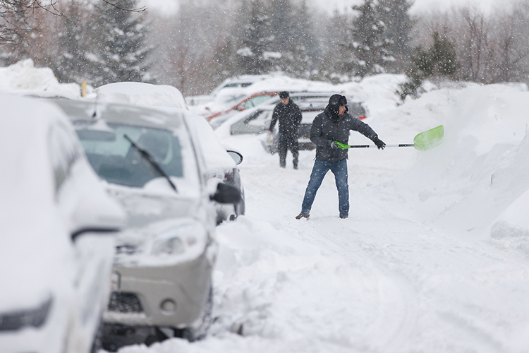 Уборка дворов продолжается и ночью, на помощь дворникам выходят жильцы некоторых домов