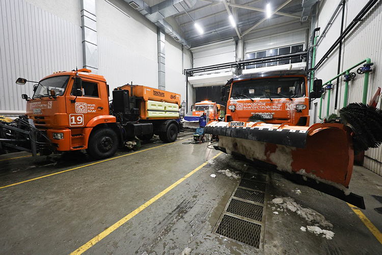 Здесь же предусмотрена теплая ремонтная база и мойка, где можно отмыться от реагента и тем самым продлить срок службы узлов