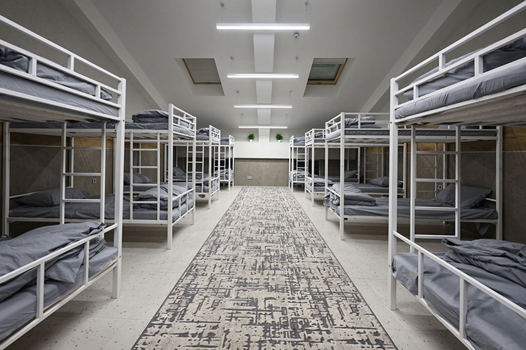 Для сотрудников есть комнаты отдыха, спальня, душевые и гардеробные, оборудованные вентиляцией