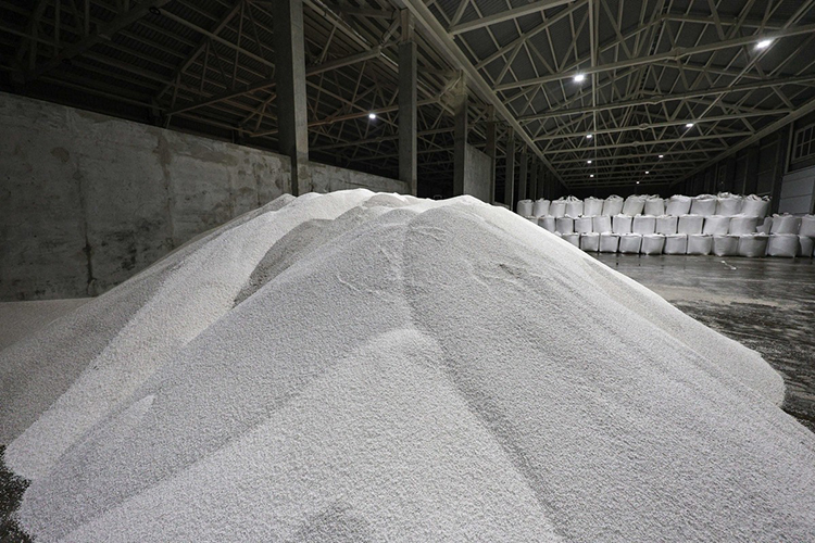 Здесь реагент хранится в специальном ангаре, при заправке автомобиля ветер не раздувает химию по территории и в лица работникам