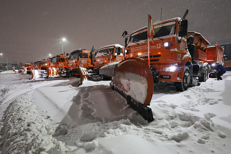 В субботу для уборки дорог задействовали рекордное количество техники &mdash; 1 353 единицы