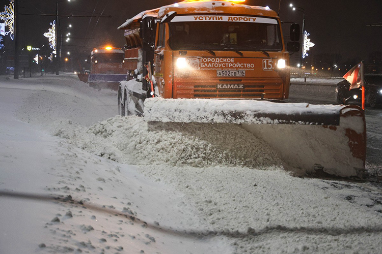 Спасение города из снежного плена в основном ведется ночью, когда службам не мешает плотный трафик