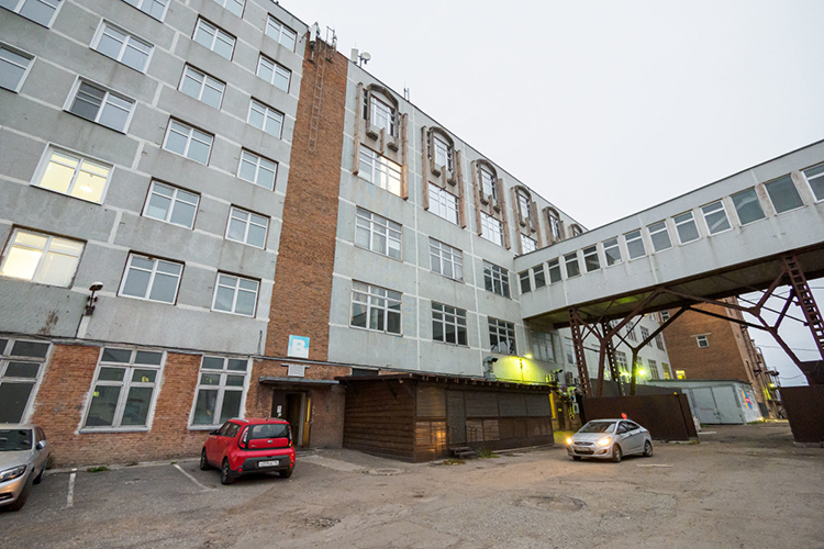 В справке говорится, что зашифрованное имя упоминается в истории о рейдерском захвате имущества нескольких татарстанских предприятий, в том числе обувной фабрики «Спартак», в период с 1999 по 2006 год