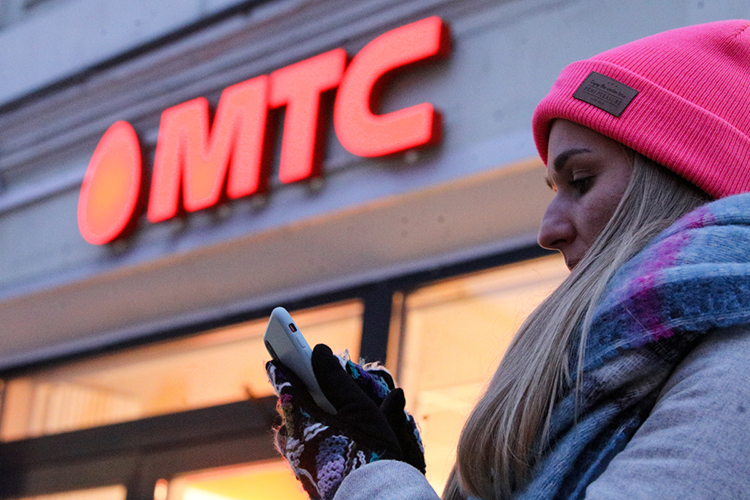 Так, один из свежих тарифов МТС, куда входят безлимитные звонки, 5 гигабайт интернета, 250 SMS, в момент запуска летом 2025 года стоил 900 рублей в месяц. В январе 2026-го, судя по информации на сайте, он обойдется в 660 рублей в месяц