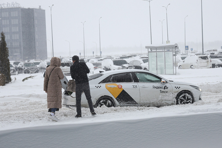 Уехать на такси эконом-класса от площади Свободы до аэропорта в пиковые часы &mdash; 12.00 и 19.00 в начале 2025 года можно было за 783 и 782 рубля соответственно. В декабре точно такая же поездка обойдется в 879 рублей (+12,3%) и 945 рублей (+20%) соответственно