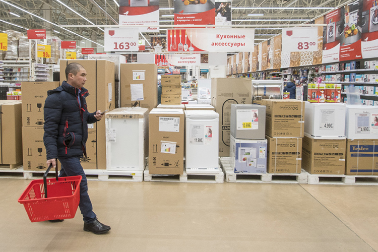 При возврате товара ненадлежащего качества потребителю возмещается разница между уплаченной ценой и текущей стоимостью аналогичного товара с учетом его износа и года выпуска