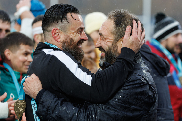 Джей Пи Нил празднует чемпионство с Алексеем Песошиным