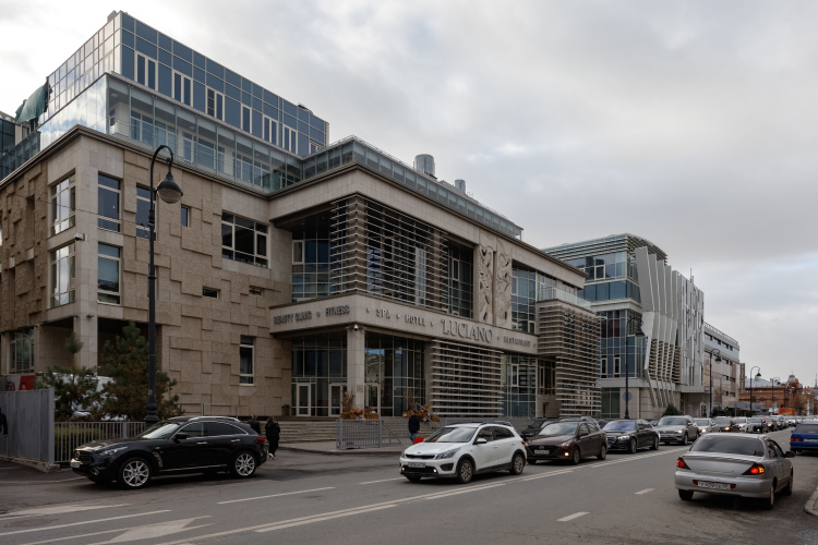 «Качалка» Зиганшина &mdash; это, по нашим данным, элитный фитнес-клуб Luciano, цена абонемента в котором от 300 до 700 тыс. рублей в год в зависимости от формата