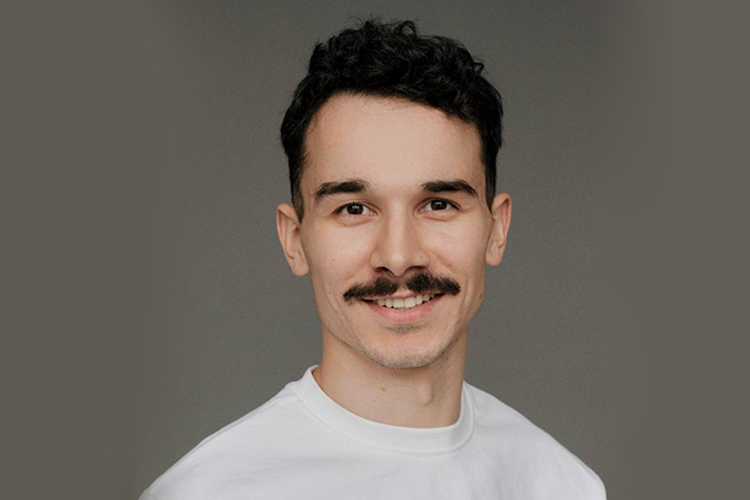 «Когда я учился на первых курсах МХАТа, мне говорили однокурсники, подкалывали, что, когда я говорю на русском, у меня есть акцент, что от него надо избавляться»