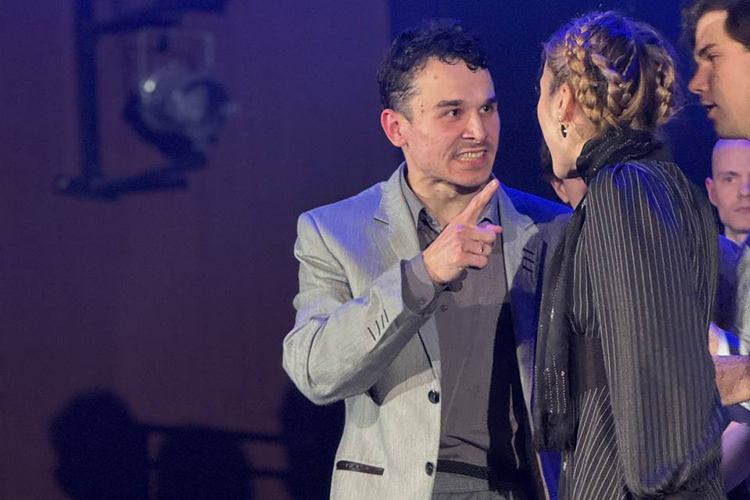 «Я периодически ходил на какие-то конкурсы стихотворные, был ведущим в школах, и мне где-то сказали, что нельзя терять себя, что мне не надо терять свой голос, что надо в актерство идти»