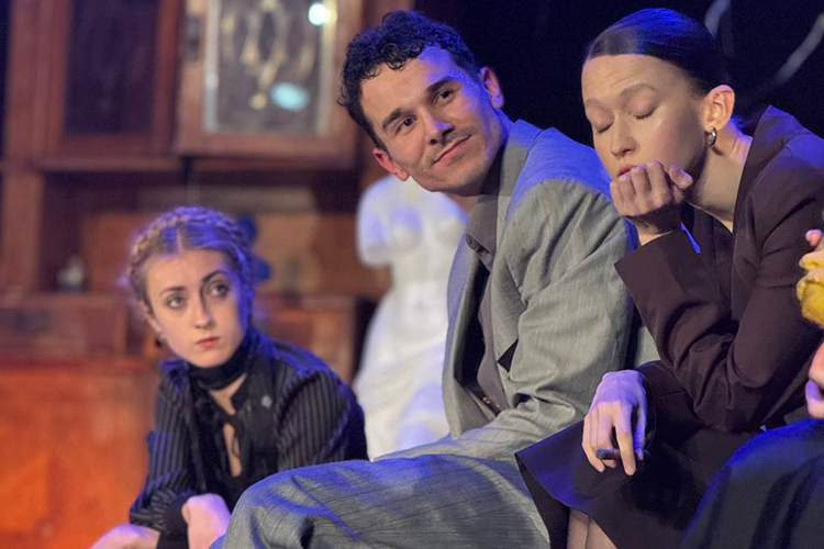 «Сейчас часто случается так, что спектакли выпускаются конвейерно, не то что с актером некогда обсудить работу &mdash; вообще ни с кем. Я же абсолютно за сотворчество между актером и режиссером. За максимальное сотворчество что в театре, что в кино»