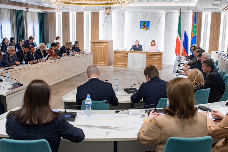 Первое в году заседание городского совета Челнов традиционно началось с отчета исполкома