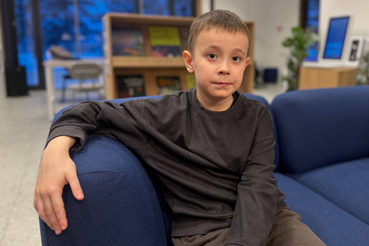 Костя Мокеев в положенное время не заговорил и в целом не воспринимал обращенную к нему речь, не испытывал интереса к общению с другими детьми