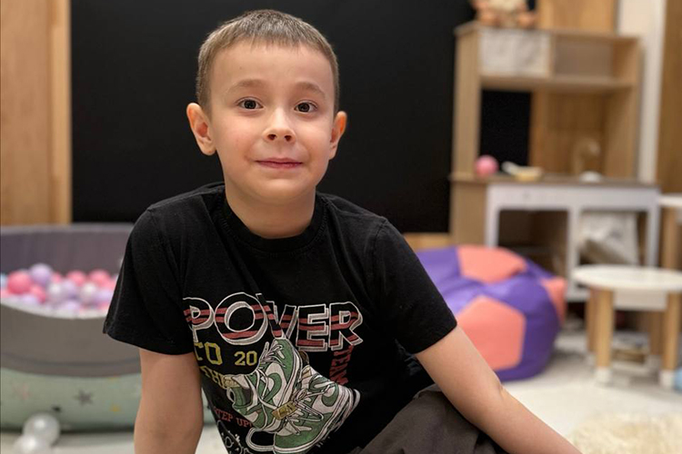 Мальчик учится во втором специализированном ресурсном классе и с видимым удовольствием ходит в школу, но в общении со сверстниками он по-прежнему замкнут &mdash; не знает, как начать и поддерживать диалог