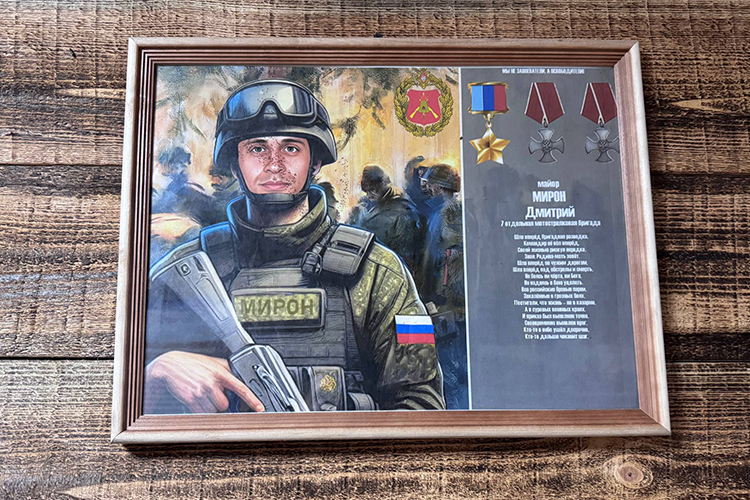 Пока идем, бросаем взгляд на стену, где висят портреты героев бригады, и у всех &mdash; Золотая Звезда