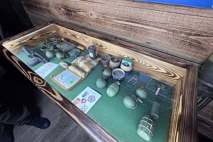 У «семерки», кстати, также под землей оборудован музей боевой славы бригады. Тут и трофеи, начиная украинскими и заканчивая натовскими