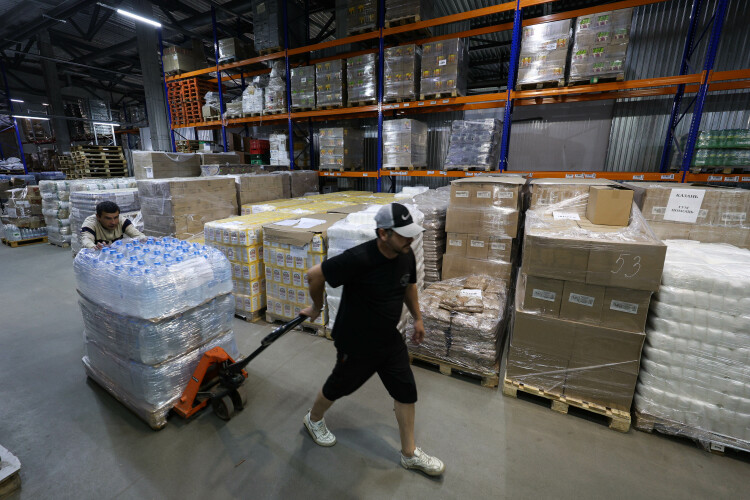 Доставляли охотничьи ружья, патроны, легковые автомобили повышенной проходимости, микроавтобус «Соболь», автобус ПАЗ, колеса на легковые и грузовые автомобили, бронежилеты и каски, печки, старлинки, дизельные генераторы, бензопилы, продукты питания и многое-многое другое