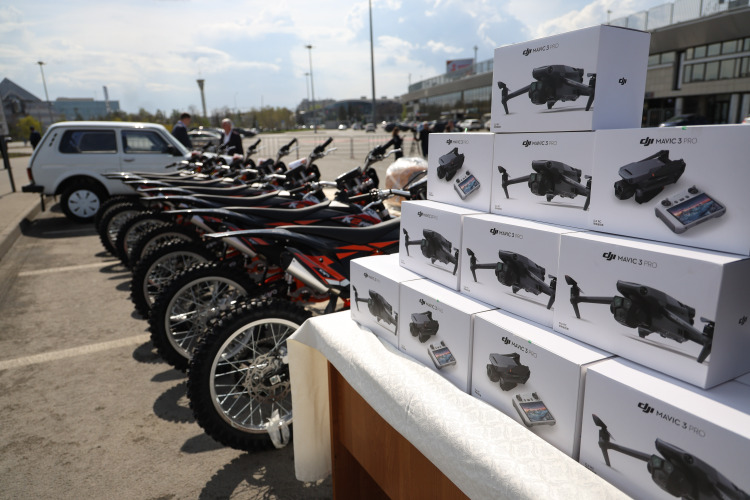 Город с первых дней СВО занимал активную позицию по поддержке как мирных жителей, так и военнослужащих. Всего отправлено 74 партии гуманитарной помощи в зону СВО бойцам из Казани и 86 фур &mdash; более 1600 тонн гуманитарной помощи в Лисичанск и Рубежное