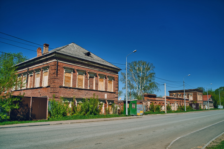 Идет реставрация памятника архитектуры XIX века &mdash; ансамбля «Усадьба городская», состоящего из главного здания, флигеля и службы