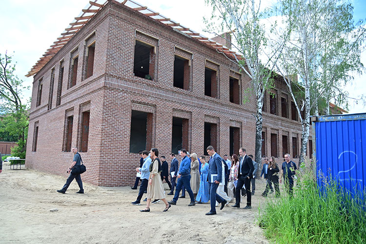 Пожалуй, самая главная и масштабная стройка на Подлужной в этот момент, &mdash; Дом работников образования и сквер Учителя