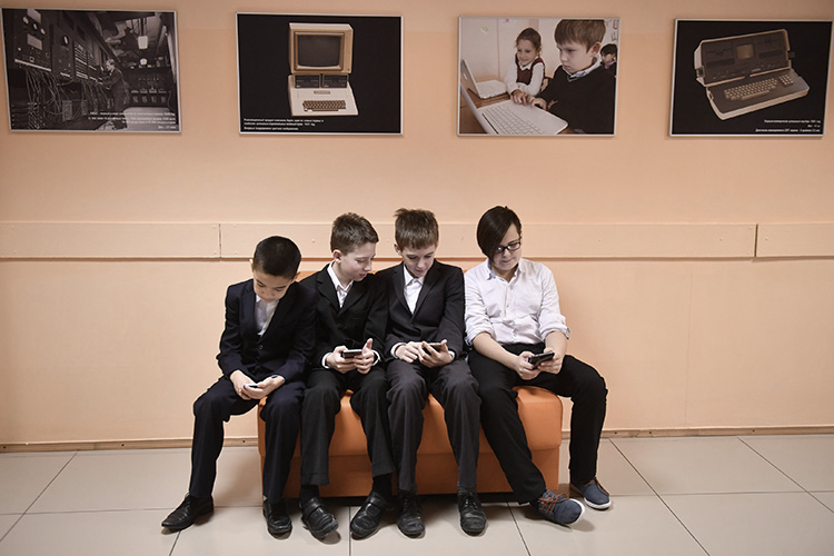 В образовательных учреждениях республики классных руководителей обязали отслеживать онлайн-активность своих учеников