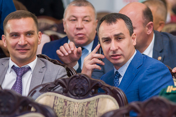 Источники «БИЗНЕС Online» подтвердили: сегодняшний день для Хайрутдинова (справа) &mdash; последний в должности руководителя. В его приемной на звонки нашего корреспондента не ответили