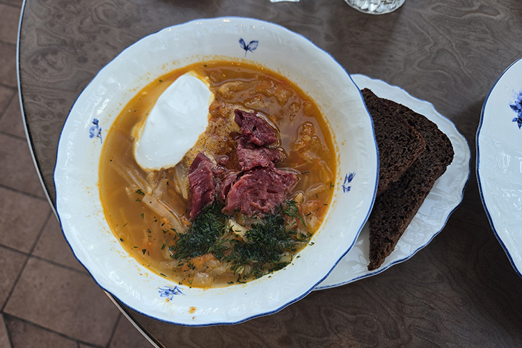 Супы и горячее менее креативные, зато за свои деньги вкусные. Приносят быстро