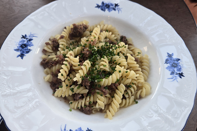Блюдо выглядит как в школьной столовой, да и на вкус примерно такое же