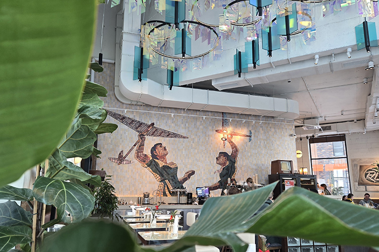 Под потолком &mdash; калейдоскоп переливающихся подвескок