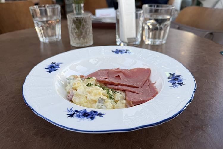 Сам салат &mdash; ни дать ни взять оливье, которое, на этапе колбасы устали крошить, и положили ее рядом с вареной картошкой тонкими ломтиками