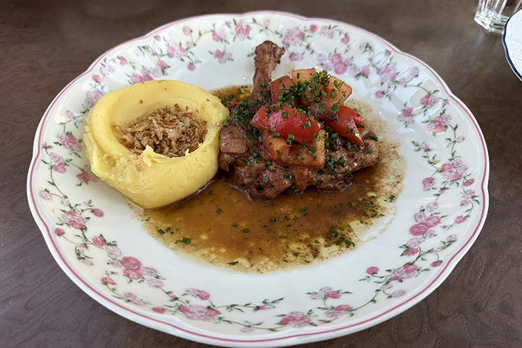 Меню строится на понятных продуктах, вкус которых должен возвращать в детство. По идее