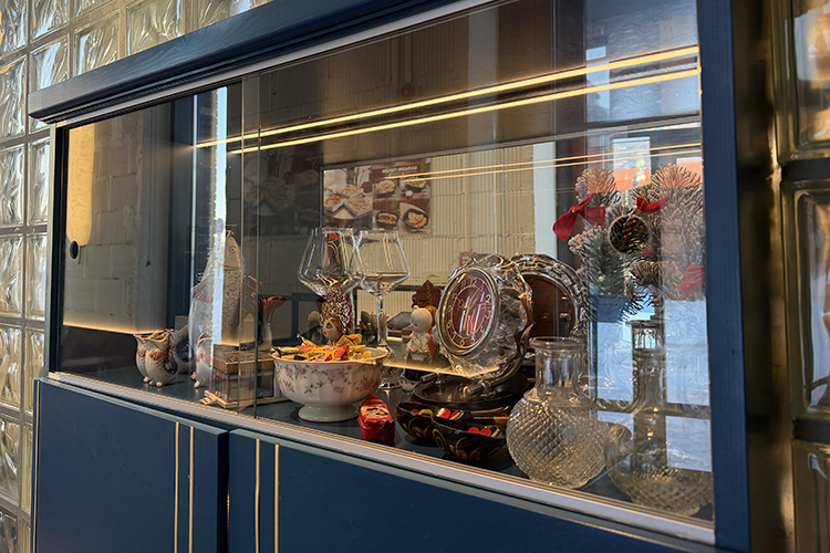 Входя, попадаешь в коридор, и упираешься взглядом в бабушкин сервант