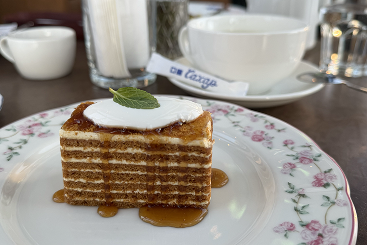 Доедая десерт &mdash; на это уходит примерно три-четыре вилки, &mdash; вспоминаешь уже крылатую фразу из мультфильма «Маша и Медведь»: «Вкусновато, но маловато»