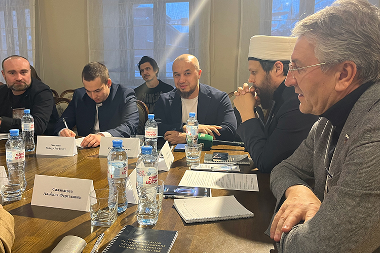 «Это финансирование с человеческим лицом, я считаю. Все основано на вере и доверии. Мы все сегодня боимся мошенничества. А здесь какое может быть мошенничество? Человека потом не пустят никуда просто&hellip;»