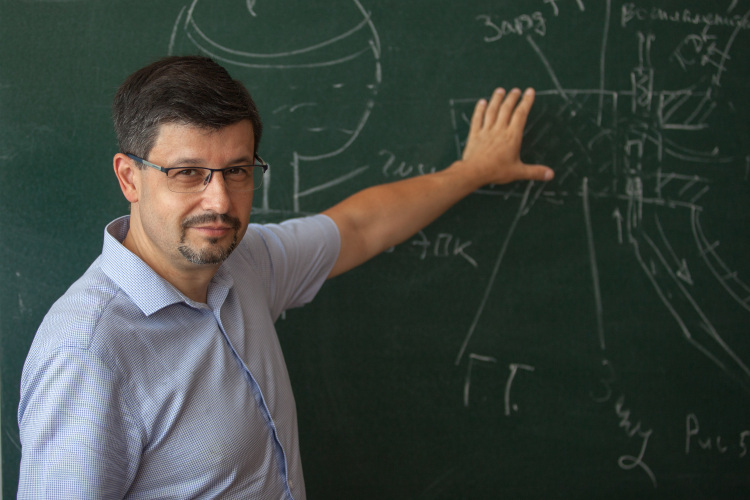 Алексей Лопатин: «Технологически наполненные образовательные программы, связанные с развитой материальной базой и мощным интеллектуальным ресурсом, все еще не по зубам частному образованию»