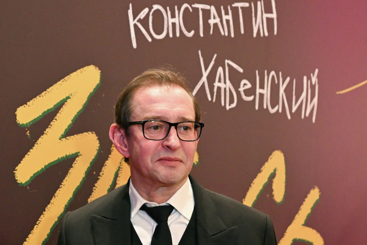 За 10 дней, проведенных бок о бок с Юрой, не случается ничего сверхъестественного, картину вообще сложно назвать остросюжетной, однако лед все же начинает таять &mdash; то, что нужно в морозный февраль