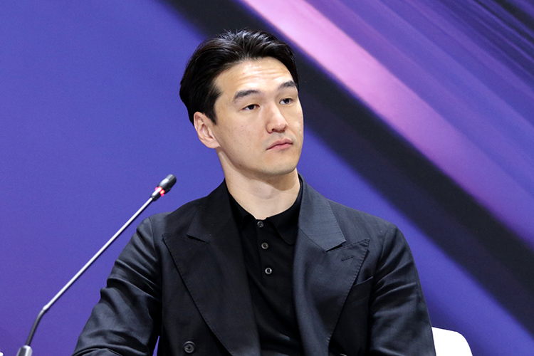 На одном из концертов Сабуров рассказывал, как его жена смогла сдать экзамен на знание русского языка и культуры, а сам он его «завалил», и якобы из-за этого ему не продлили вид на жительство, отмечает собеседник «БИЗНЕС Online»