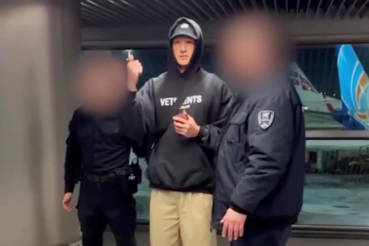 По прилету сотрудники службы безопасности встретили звездного пассажира на паспортном контроле и отвели в специальное помещение, где выдали документ о запрете въезда в Россию на 50 лет