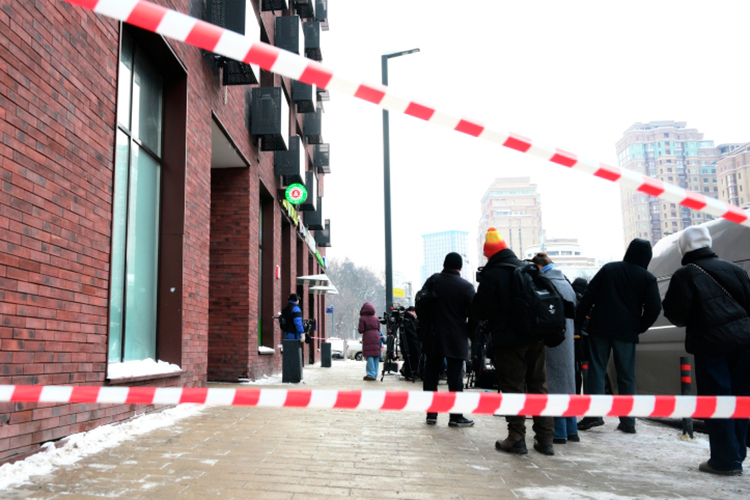 «В настоящее время следователи и криминалисты столичного СКР работают на месте происшествия, изучаются записи с камер видеонаблюдения, допрашиваются очевидцы произошедшего», &mdash; сообщили в пресс-службе СКР