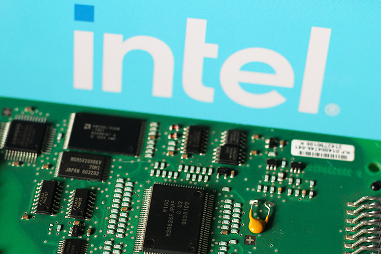 Intel объявила, что начнет делать графические процессоры (GPU),. Это прямой шаг, чтобы составить конкуренцию Nvidia, которая сейчас лидирует на этом рынке и контролирует около 80-92% сегмента