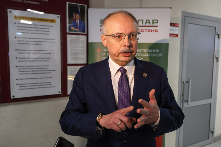 В июне Привалову, который возглавляет подразделение последние 11 лет, с 2014 года, исполнится 65 лет. С учетом солидного возраста и тренда на омоложение кадров в вузах такой уход вполне вероятен