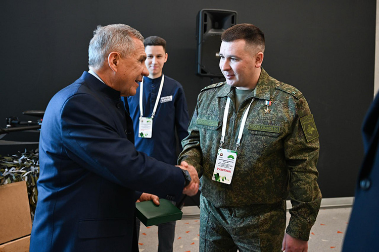 На этой неделе Габдрахманов вручил раису Татарстана Рустаму Минниханову знак 7-й отдельной гвардейской Чистяковской мотострелковой ордена славы I степени бригады