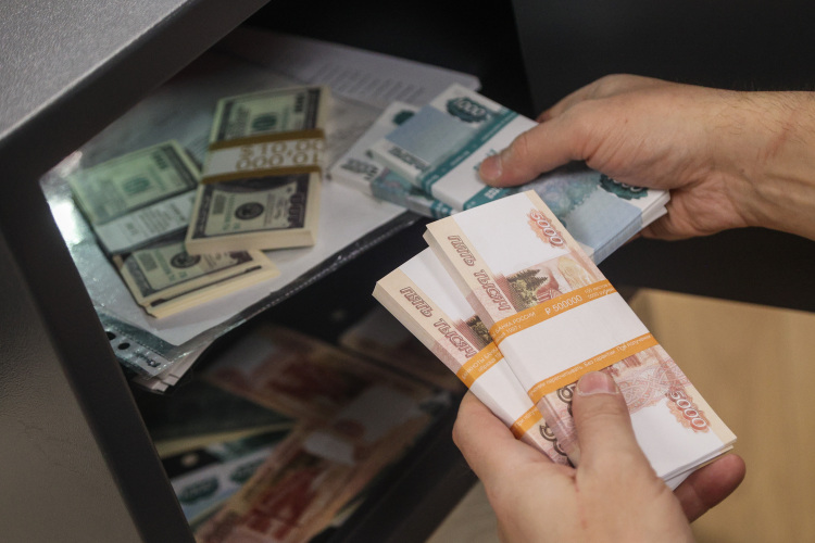 По словам Ришата Абдулгазина если банк заявляет себя потерпевшей стороной и утверждает, что получение банковской гарантии входило в преступный умысел по осуществлению мошеннических действий, то и выплата по ней может интегрироваться как продолжение преступных действий