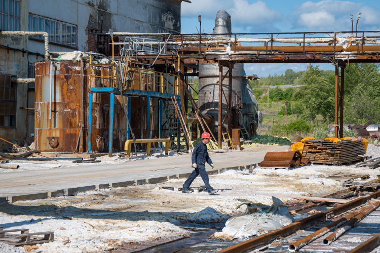 Около 40 человек сократят на менделеевском АО «Химический завод им. Карпова»